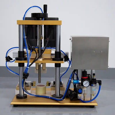 Halb automatische Schrauben-mit einer Kappe bedeckende Maschine für Augen-Tropfen-Tischplatte des ätherischen Öls 40pcs/Minute