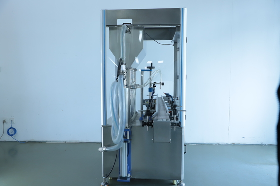 2.2KW 4 Köpfe Kosmetische Flüssigkeitsfüllmaschine 1400*1000*1700mm 30-50 Flaschen / Min