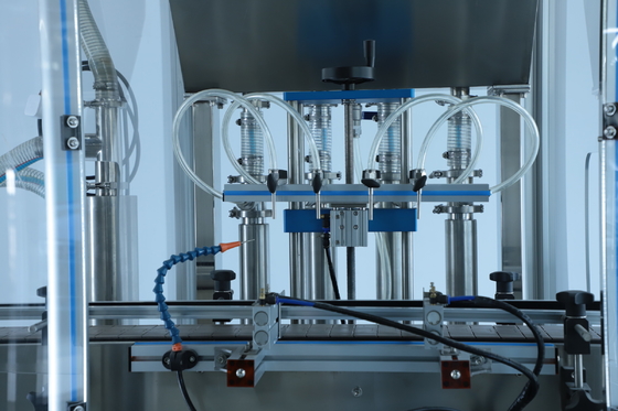 2.2KW 4 Köpfe Kosmetische Flüssigkeitsfüllmaschine 1400*1000*1700mm 30-50 Flaschen / Min