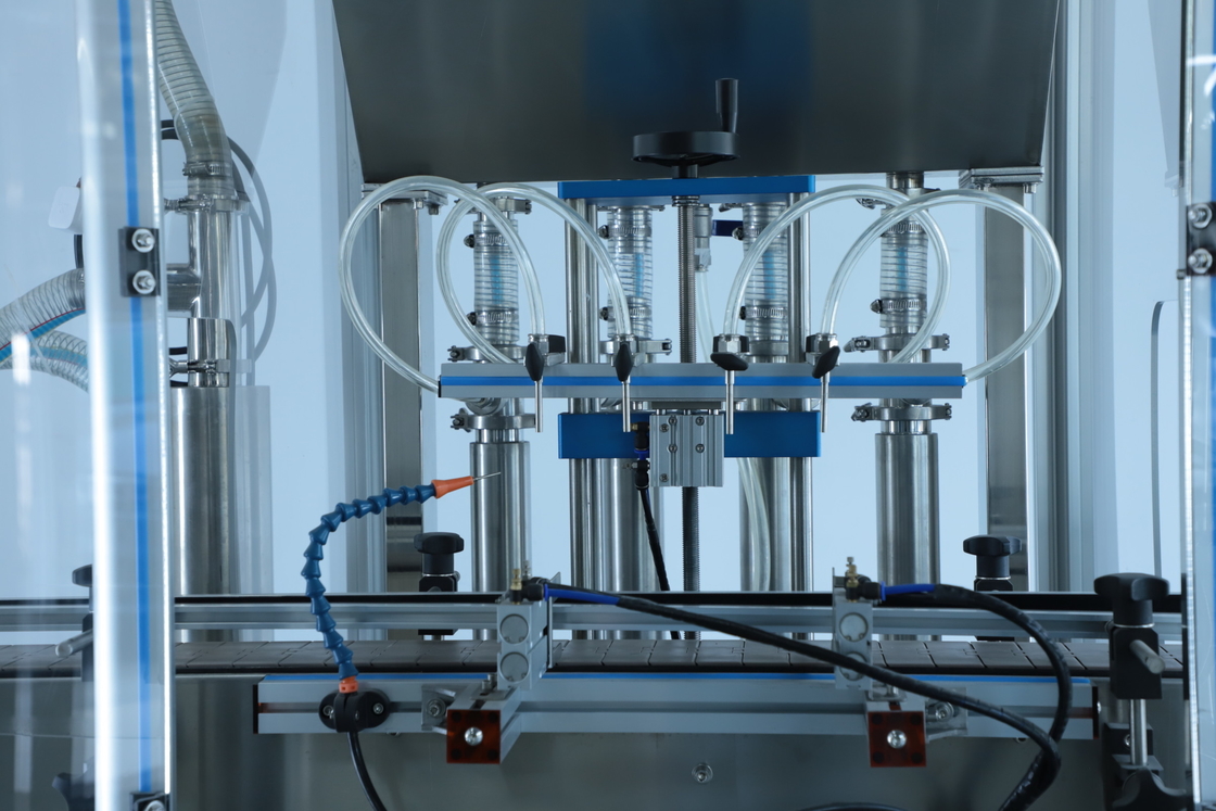 2.2KW 4 Köpfe Kosmetische Flüssigkeitsfüllmaschine 1400*1000*1700mm 30-50 Flaschen / Min
